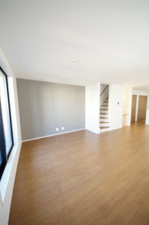 【居間・リビング】 | 【仲介手数料無料！！】府中市府中町3丁目　新築戸建て（全3棟）1号棟　7290万円