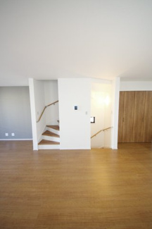 【居間・リビング】 | 【仲介手数料無料！！】府中市府中町3丁目　新築戸建て（全3棟）1号棟　7290万円