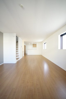 【居間・リビング】 | 【仲介手数料無料！！】府中市府中町3丁目　新築戸建て（全3棟）1号棟　7290万円