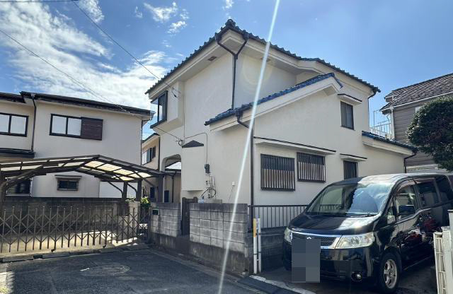 ふじみ野市桜ケ丘３丁目の中古一戸建の外観|並列駐車2台可能なカーポート＆お庭付きの中古戸建。
通り抜けできない前面道路につき安心です。
資料請求やご見学などお気軽にお問い合わせください。
