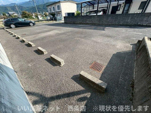 サンフローラルの駐車場