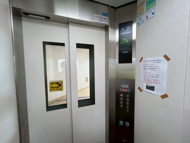 サンシャイン西条の玄関