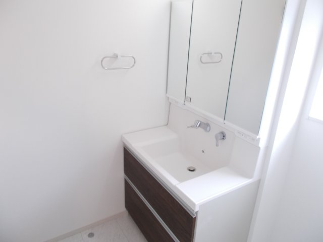 リーブルガーデンＳ第13渋川八木原　5号棟の独立洗面台|シャワー水栓付き洗面台で朝の身支度もバッチリです！
洗面台には収納スペースもあり洗面室もすっきり片付きますよ！