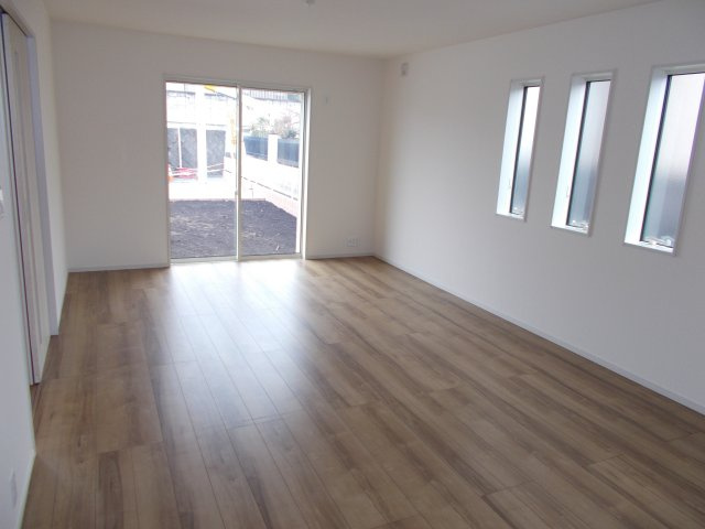 リーブルガーデンＳ第13渋川八木原　5号棟の居間・リビング|カウンターキッチンなのでお料理をしながら会話もできます。
夕食の支度をしながら、お子様の様子も見られて自然と会話も増えますよ♪
