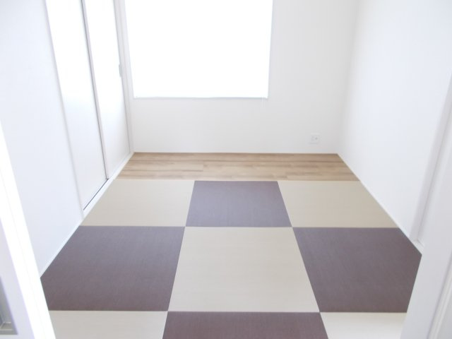 リーブルガーデンＳ第13渋川八木原　5号棟の和室|1階和室６帖です。客間としてもご利用できる広さです。い草香る和室はくつろぎスペースにも最適ですよ♪