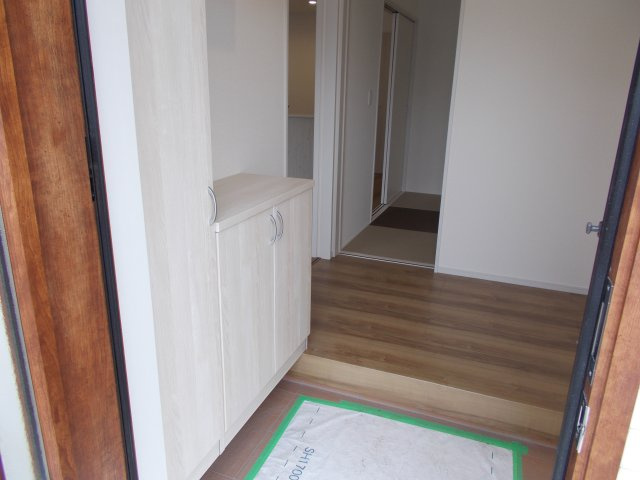 リーブルガーデンＳ第13渋川八木原　5号棟の玄関|玄関収納充実しています。