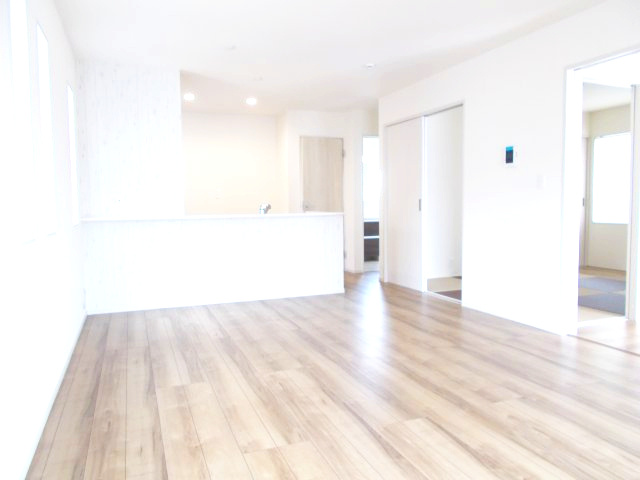 リーブルガーデンＳ第13渋川八木原　5号棟の居間・リビング|18.1帖の広々リビング♪人気の対面式キッチンを配した空間はお好みの家具も合わせやすく、家族がくつろぐ快適な空間造りをサポート。窓からは明るい陽光が差し込みます。