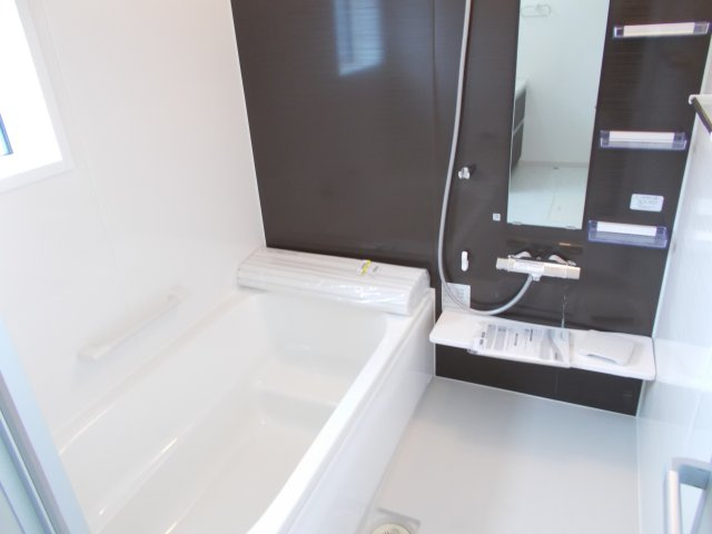 リーブルガーデンＳ第13渋川八木原　5号棟の浴室|１坪タイプのフルオートバスです！
足を延ばして入れる広さなので一日の疲れも癒されますよ♪
室内物干しや浴室乾燥機もあるのでお天気の悪い日にはランドリースペースとしてもご利用できます！