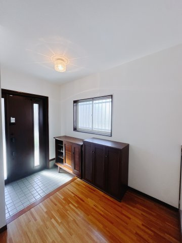 【中古戸建】前橋市山王町1丁目の玄関|■玄関｜太陽の光をたっぷり採り込む玄関☆ご家族の靴がたくさんしまえる下駄箱付き。お子様の靴がこれから増えても安心な大きさです。