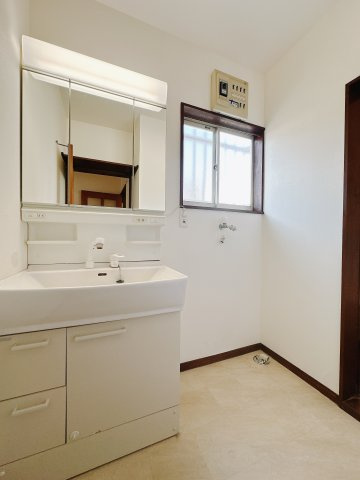 【中古戸建】前橋市山王町1丁目の独立洗面台|■洗面室｜朝のお出かけ準備に嬉しい三面鏡。鏡の裏には歯ブラシや整髪料などを収納できるスペースもあるので、いつでもスッキリ片付きます♪