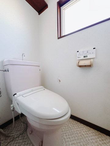 【中古戸建】前橋市山王町1丁目のトイレ|■トイレ｜窓付きのトイレになっていますので常に喚起も行えますので、きれいを保てますね☆