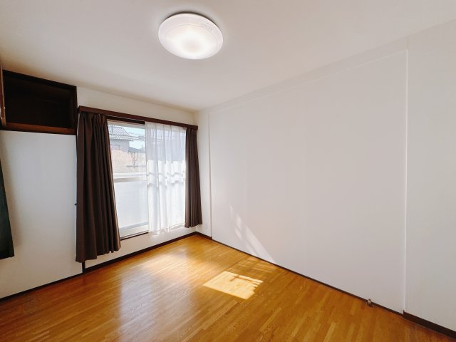 【中古戸建】前橋市山王町1丁目の洋室|■2階洋室｜お子様の一人部屋にピッタリな洋室。木のぬくもりを感じるフローリングは、天然木の味わいが時とともに深みを増していきます。また、傷にも強く、フリーワックスでお手入れもラクラクです♪
