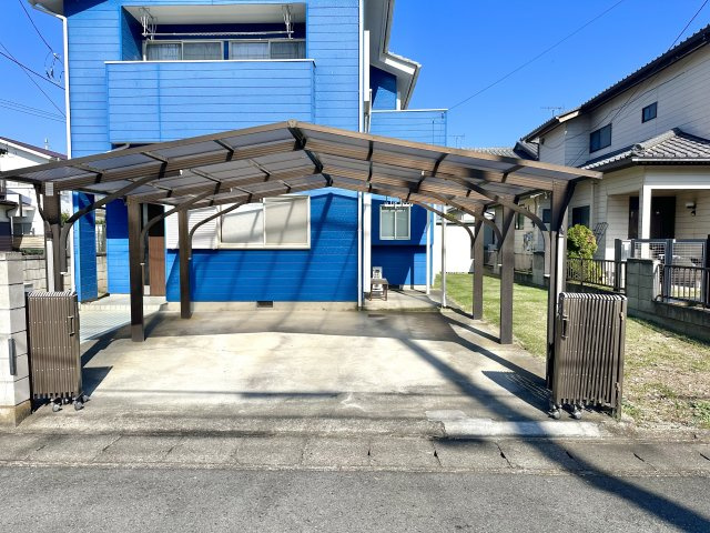 【中古戸建】前橋市山王町1丁目の前面道路含む現地写真|■カーポート｜駐車2台可の広々としたカーポートです。ご家族分と、来客用にもご使用いただけます☆