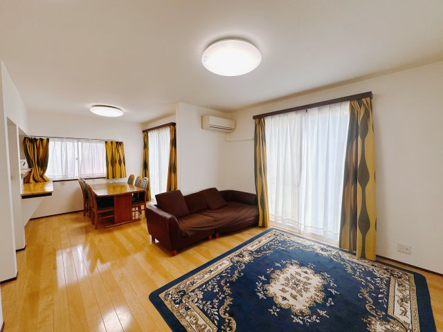 【中古戸建】前橋市山王町1丁目の居間・リビング|■リビング｜陽当たり良好のリビングダイニング♪賃貸では叶わなかった、お友達とのホームパーティや大音量で映画やテレビを楽しむことができます(*^^*)