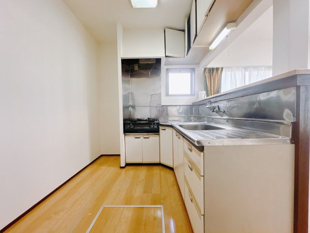 【中古戸建】前橋市山王町1丁目のキッチン|■キッチン｜作業がはかどる広々カウンタースペース。会話がはずむ「オープンキッチン」なので家族とのコミュニケーションも活発になります。