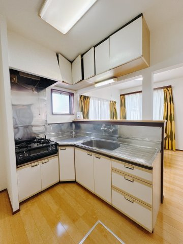 【中古戸建】前橋市山王町1丁目のキッチン|■キッチン｜ワークトップの幅が広く、お子様といっしょにお料理をつくったり、ちょっとしたパーティーも楽しめます。フラットなのでお掃除がしやすいのもポイントです♪