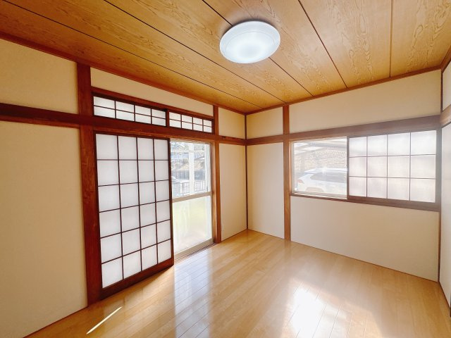 【中古戸建】前橋市山王町1丁目の洋室|■1階洋室｜1階洋室には大きな窓をご用意しています。日中はあたたかな日差し差し込み自分時間も充実できますね＾＾