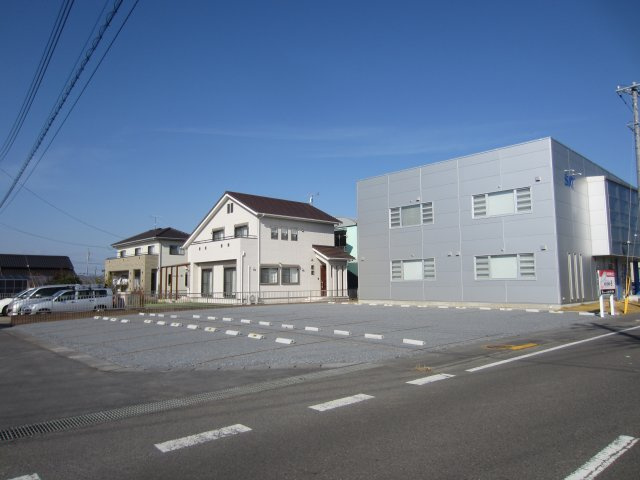 ひたちなか市高場１丁目の駐車場の外観|現地と接道の写真です。
