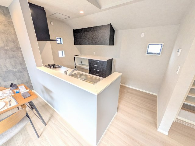 八王子市　楢原町　新築一戸建てのキッチン|～リビング側の家族とコミュニケーションをとりやすいキッチンです～
