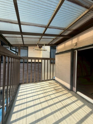 【バルコニー】 | 千葉県柏市増尾七丁目 中古戸建 | 屋根付きなので急な雨にも◎