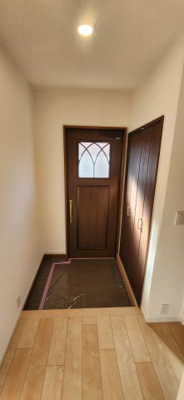 【玄関】 | 野田市みずき四丁目戸建 | 収納もある玄関です