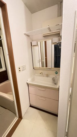 【独立洗面台】 | 古ヶ崎二丁目一戸建 | 独立洗面台、小物を置くことができて便利です