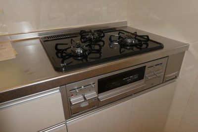 【キッチン】 | ＣＲＯＷＤ真備Ⅱ | 3口ガスコンロ