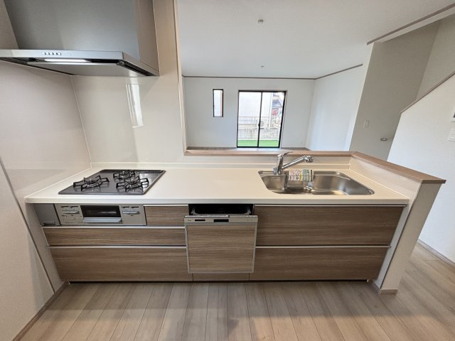 名東区香流8期｜名古屋市の戸建ならホームアップのキッチン|お子様を見守りながらお料理ができるオープン対面キッチンには食洗機完備