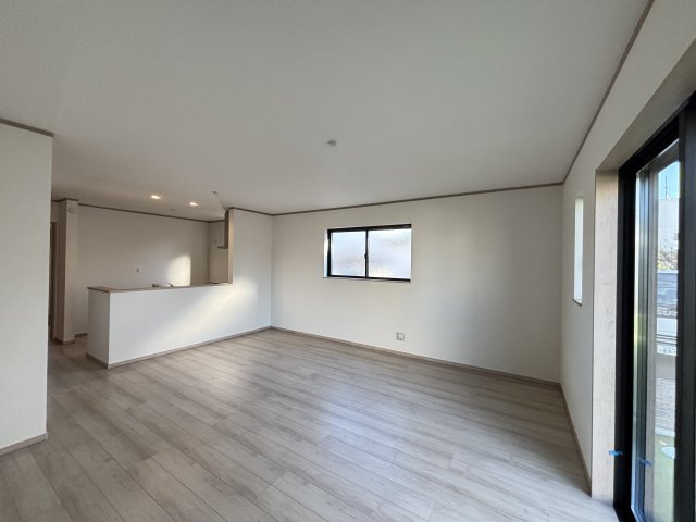 名東区香流8期｜名古屋市の戸建ならホームアップの居間・リビング|南から陽射しが入り明るいリビング