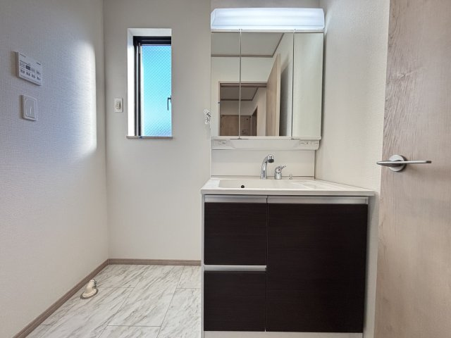 名東区香流8期｜名古屋市の戸建ならホームアップの独立洗面台|三面鏡で朝の身支度に最適