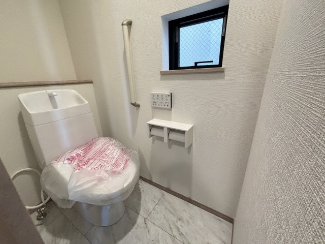 名東区香流8期｜名古屋市の戸建ならホームアップのトイレ|2か所にトイレを完備。混み合う朝や来客時も安心の設計！