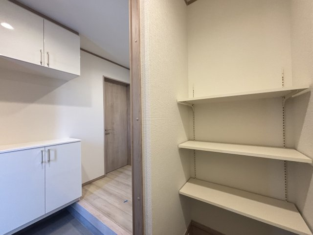 名東区香流8期｜名古屋市の戸建ならホームアップの玄関|ベビーカーやアウトドアグッズの収納に便利なSIC