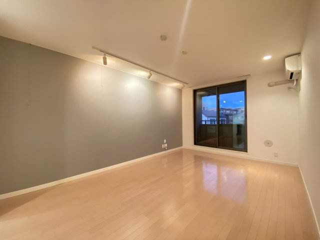 コートアリオンの居間・リビング|10.8帖の広々とした洋室♪