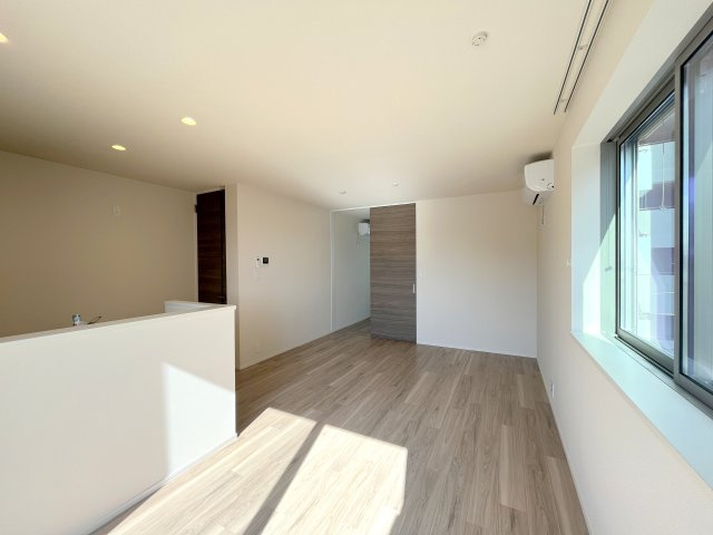 イーリスの居間・リビング|★バルコニーからリビング★