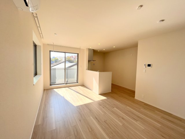 イーリスの居間・リビング|★2面採光で明るいリビング★