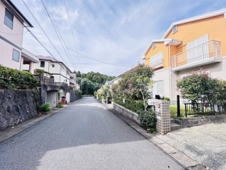 【前面道路含む現地写真】 | 前面道路は6ｍございます。
お車のすれちがいや出し入れがスムーズです♪