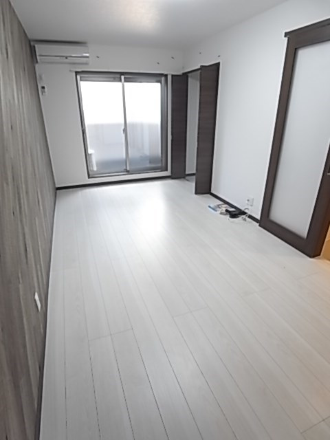 CROUD甲子園里中町の居間・リビング