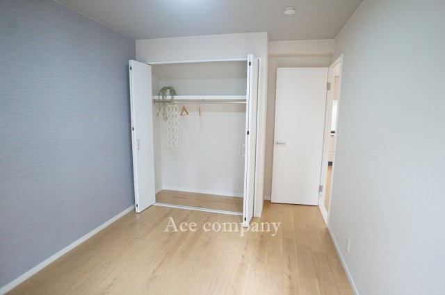 【子供部屋】 | グランドメゾン山坂町 | 【西側：洋室5帖】クローゼット完備です♪