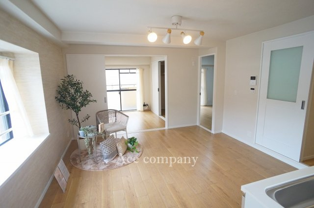 【居間・リビング】 | グランドメゾン山坂町 | 【LDK：約10帖】※設置されている家具・小物・照明はディスプレイ用です。家具付きの販売ではございません。ご了承下さい。