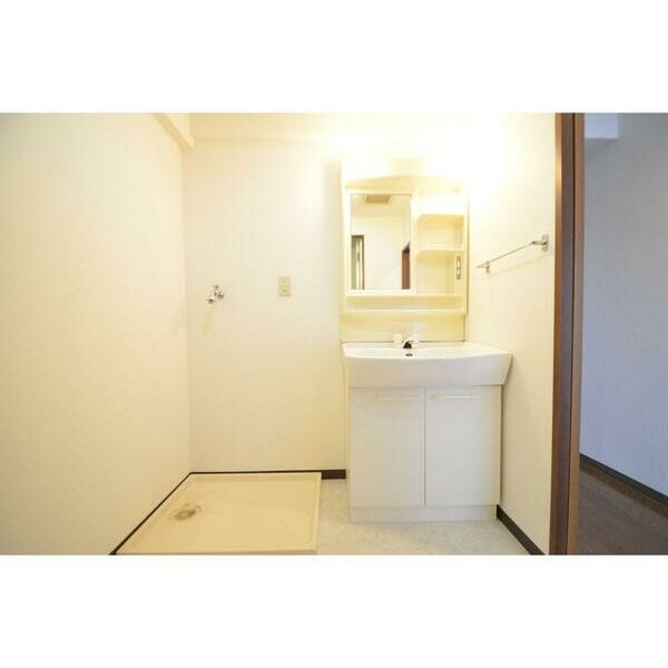 光明池サニーハイツの洗面所|ゆったりとスペースのある洗面所