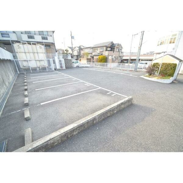 光明池サニーハイツの駐車場|駐車場があるので、車を買う予定の方も安心です