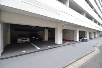 【駐車場】 | マンションの駐車場スペース。空きの有無や駐車料金、サイズ規定などについては、改めてお問い合わせください。～即日のご見学可能～　お問合せはお気軽にどうぞ。
