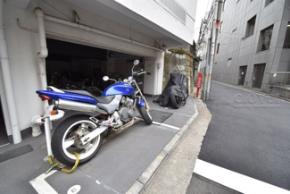 【駐車場】 | バイク置き場。空き区画の有無や駐輪料金、サイズおよび排気量規定などについては、改めてお問い合わせください。～即日のご見学可能～　お問合せはお気軽にどうぞ。
