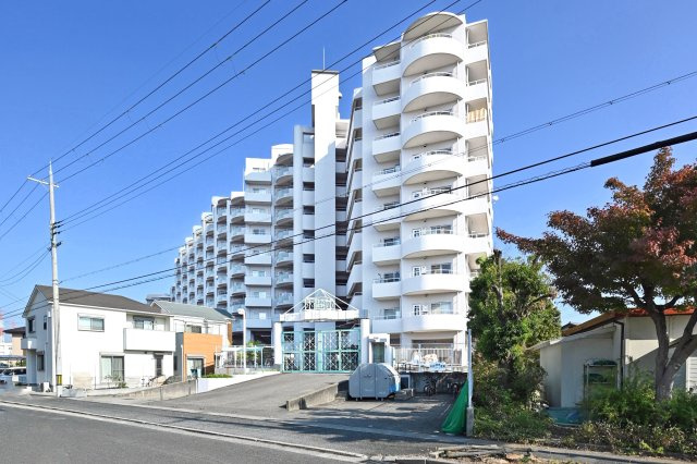 パレ武庫川プルミエールⅢ2号棟の外観|阪急「武庫之荘」駅バス19分バス停「宮ノ北団地」停歩6分×2025年10月内装リフォーム済で綺麗なお家に生まれ変わりました。即日のご内覧が可能です。皆様からのご連絡を心よりお待ちしております。