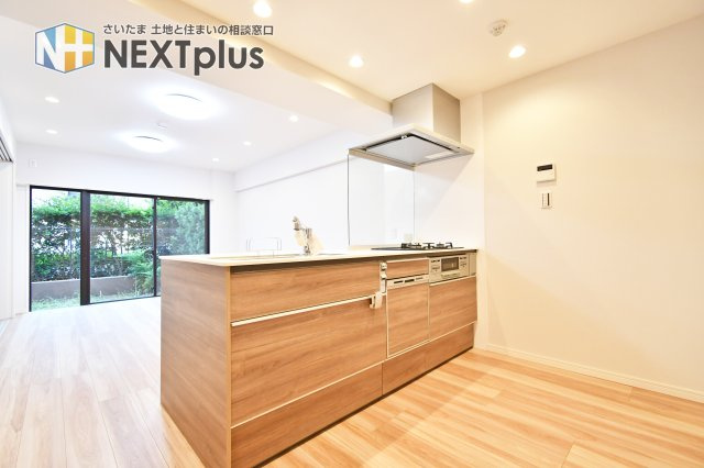 コスモ与野ヒルズのキッチン|家族との会話が弾むカウンターキッチン。お料理中やお片付け中も家族との会話を楽しんだり、お子様の様子を見ながら作業することが出来るため安心ですね！木目調で統一されたおしゃれなキッチンです◎