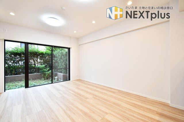 コスモ与野ヒルズの居間・リビング|LDK13.2帖：窓が大きくお日様の光がしっかりと差し込みます。スライドドアを開けると隣の洋室と5.1帖とつながり18帖越えのリビングになります。洋室にクローゼットもあり、スッキリ空間です◎