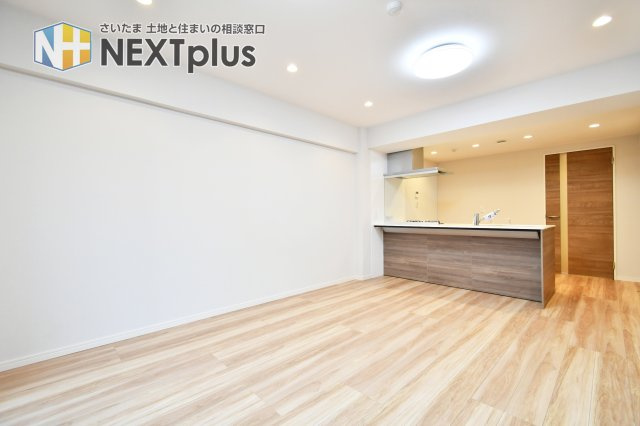 コスモ与野ヒルズの居間・リビング|LDK13.2帖：カウンターキッチンの前にはダイニングテーブルを置き、奥にソファーやテレビを置く事で、ダイニング空間とリビング空間を分ける事ができメリハリがつきます！