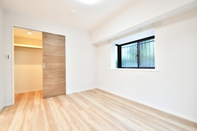 コスモ与野ヒルズの洋室|洋室①5.1帖：クローゼットは各部屋に備わっておりますので、家族それぞれで洋服収納をすることも可能です。また、上下セパレートになっているため衣替えもしやすく、ハンガーパイプで家事時短にも◎！