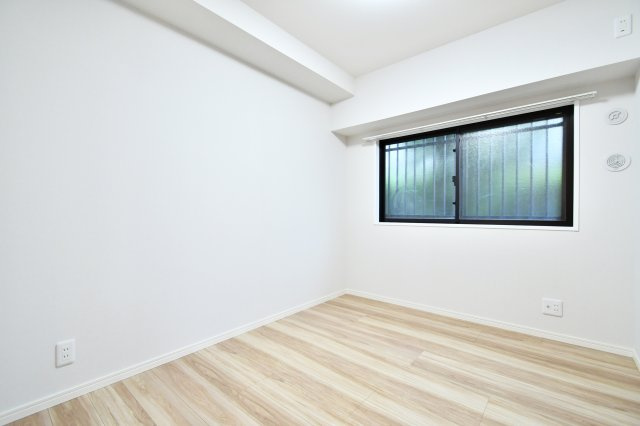 コスモ与野ヒルズの洋室|洋室②5.7帖：リビング横真ん中の洋室です！両サイドの洋室とはクローゼットで仕切られておりますので、お互いのプライバシーも確保されます。シングルベッドとデスクを置いてちょうどよいサイズの洋室！