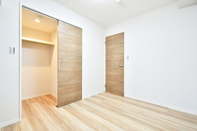 コスモ与野ヒルズの洋室|洋室②5.7帖：ウォークインクローゼットにはハンガーパイプが両面にあるため収納力もGOODです！上の段には季節物などを収納することで、空間を上手に活用することが出来ます！